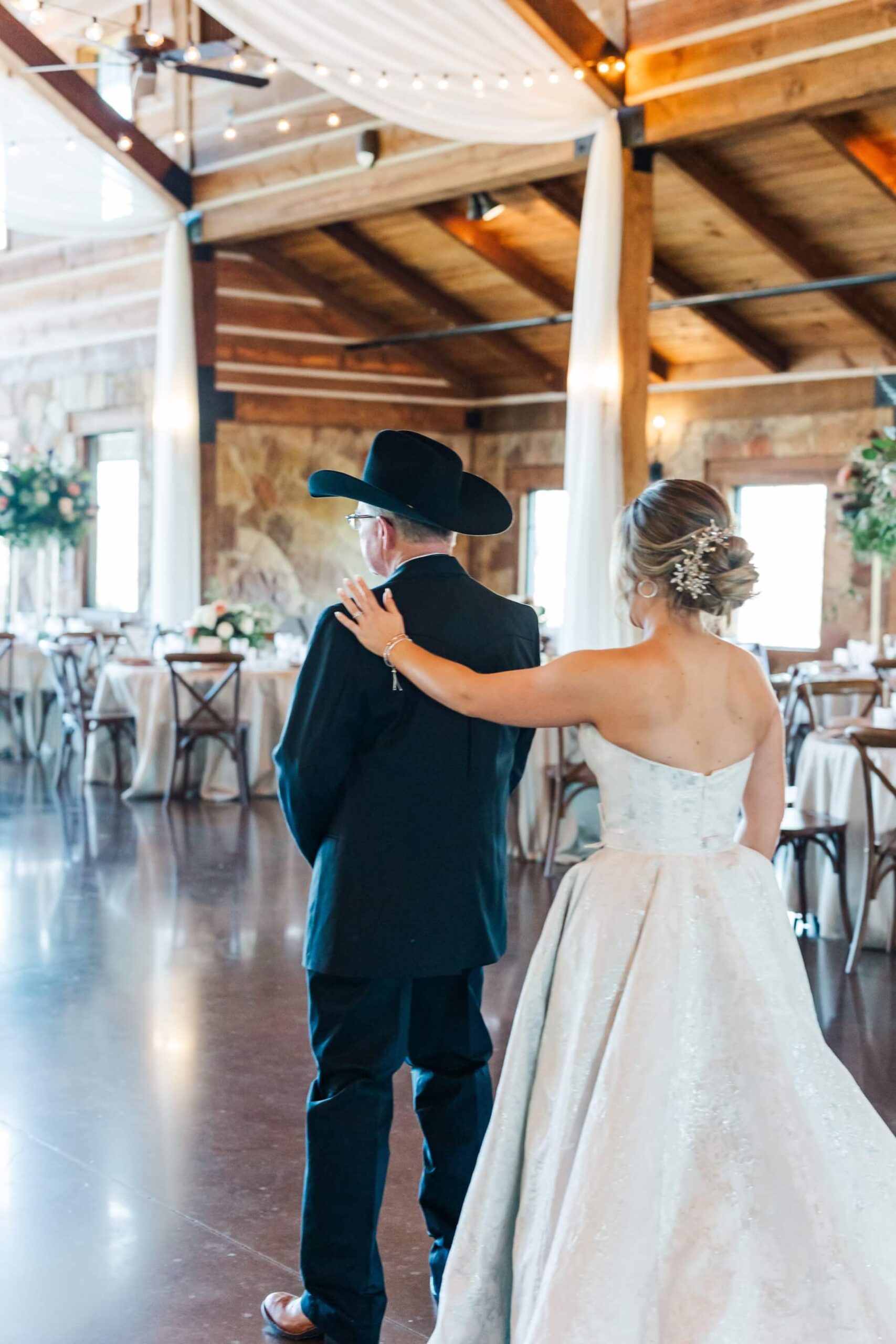 Bride tapping dad on shoulder for first look