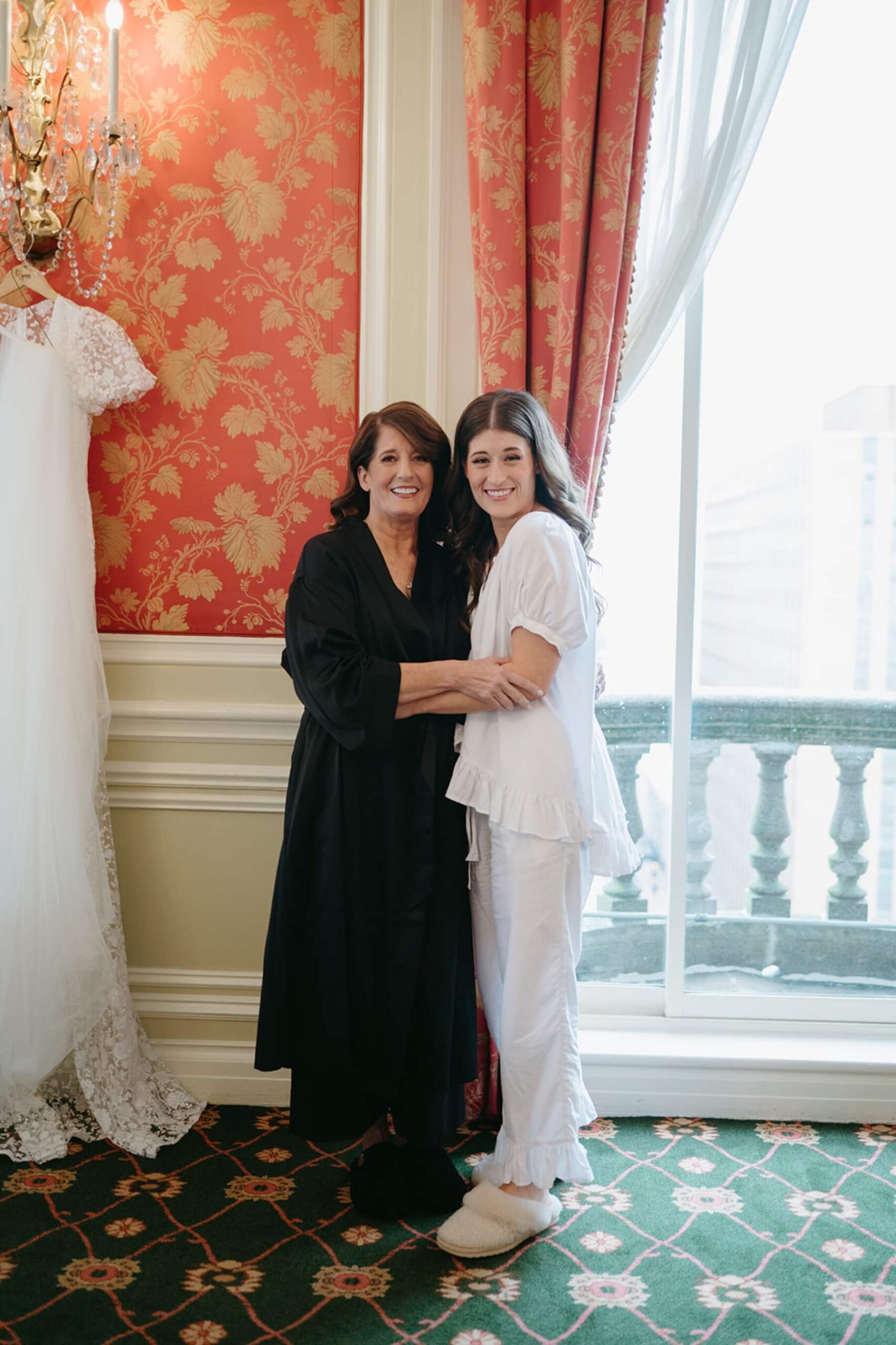 Bride getting ready with mom at the Fort Worth Club